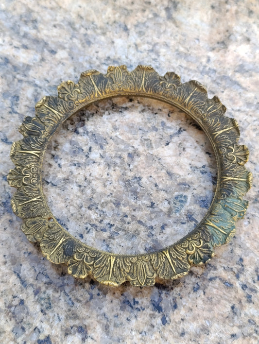 Entourage ancien de cadran d'horloge en laiton décoré – 12,8 cm – pour restauration