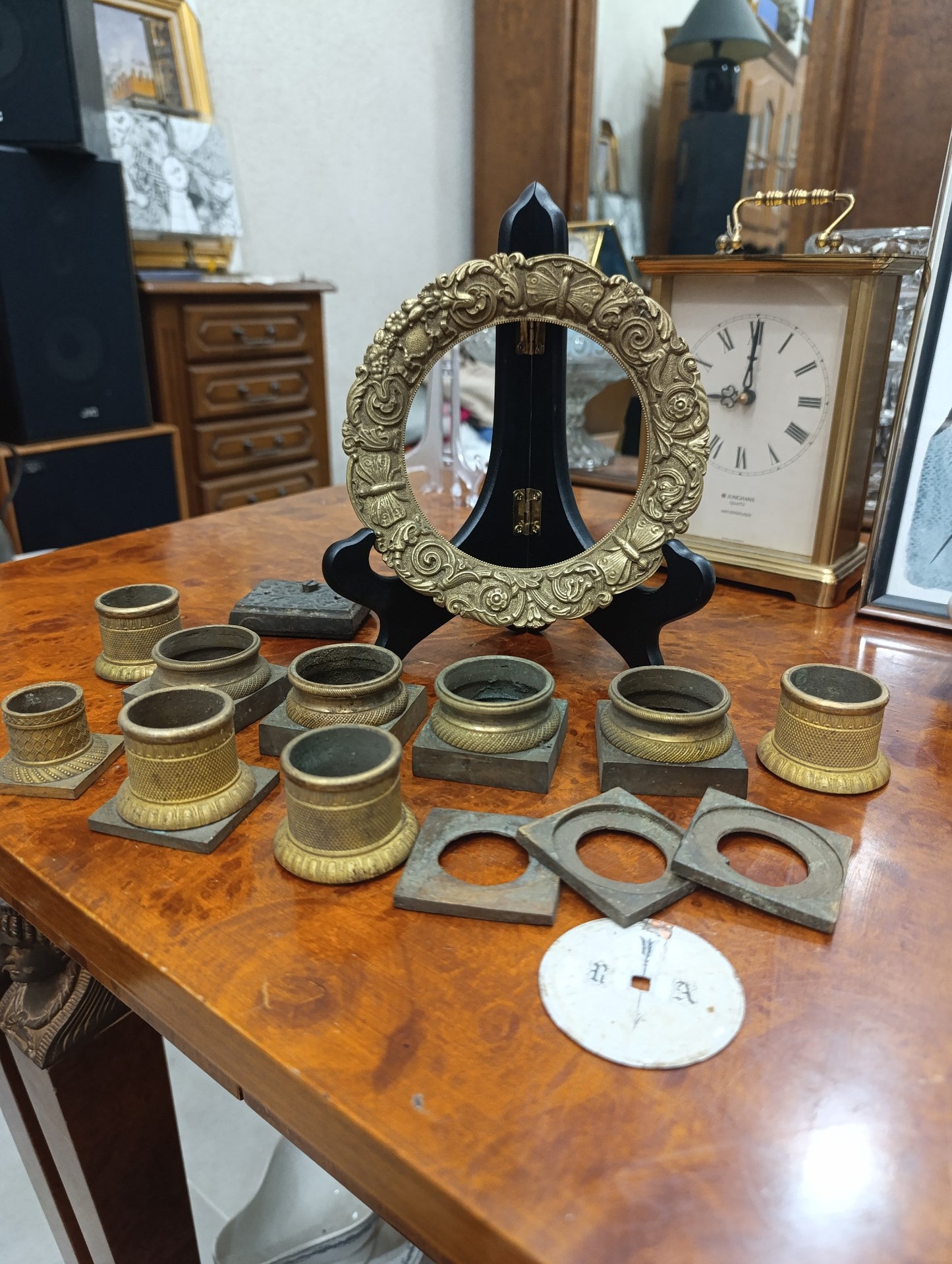 Lot de 15 éléments d'horlogerie anciens en laiton et fonte – Cadres, bagues et entourage de cadran