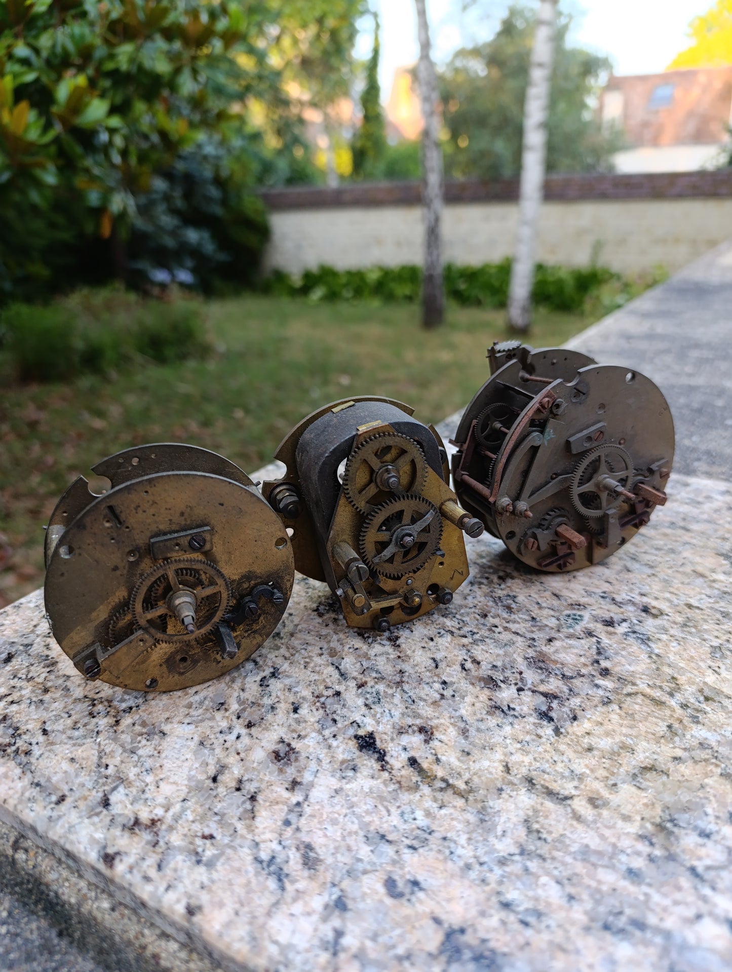 Lot de 3 mouvements d'horloge ancienne à restaurer ou pour pièces