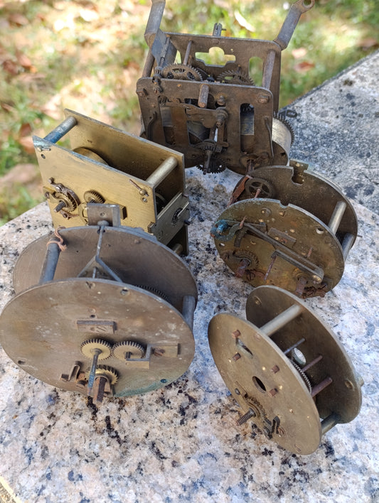 Lot de 5 mouvements d'horloge anciens – pour restauration ou pièces – 2,6 kg