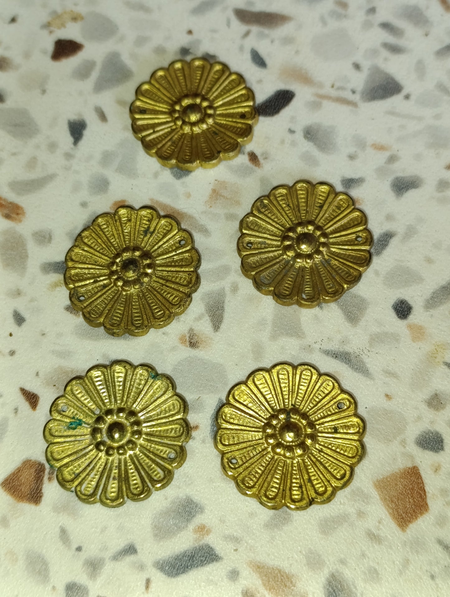 Lot de 5 rosettes décoratives anciennes en laiton doré – Ø 3,5 cm