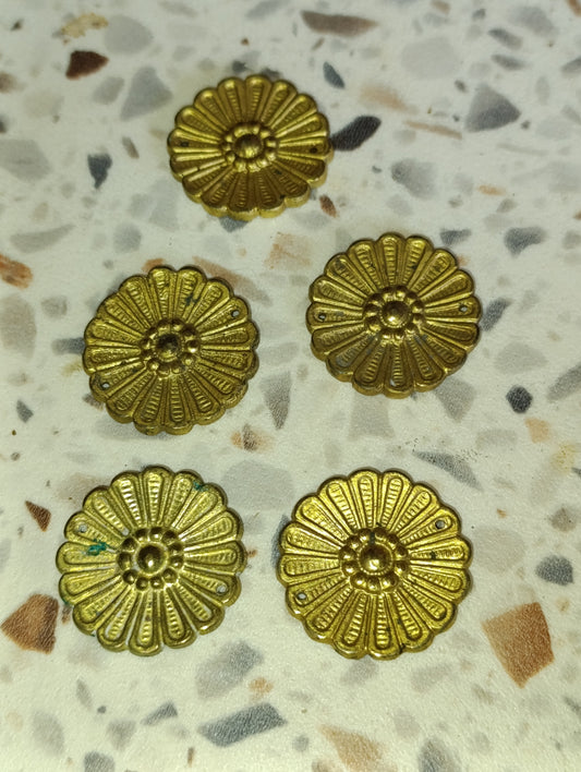 Lot de 5 rosettes décoratives anciennes en laiton doré – Ø 3,5 cm
