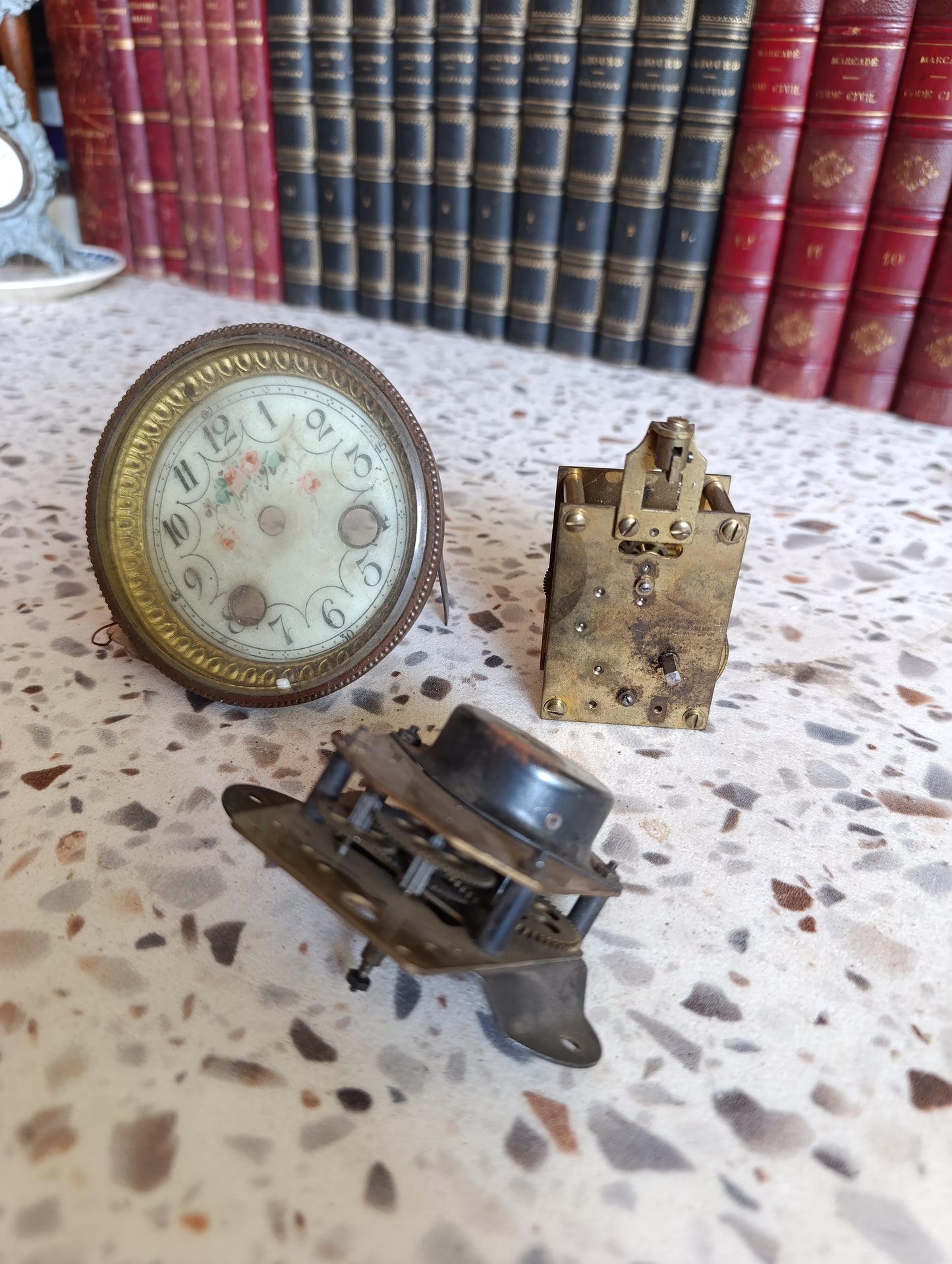 Lot de cadran et deux mécanismes d’horloge ancienne AG-JAZ – Cadran émaillé décor floral – Pour restauration