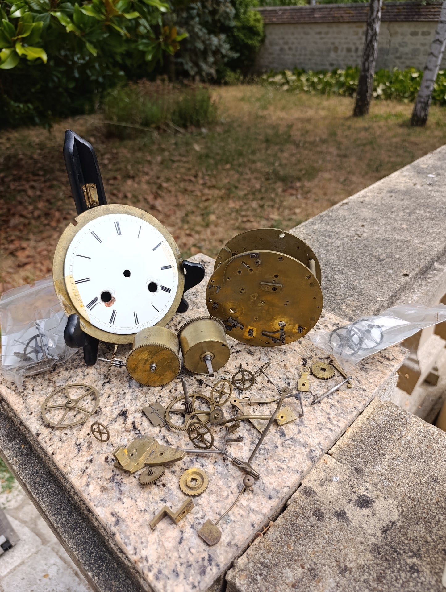 Ancien mouvement de pendule + lot pièces détachées horlogerie en laiton
