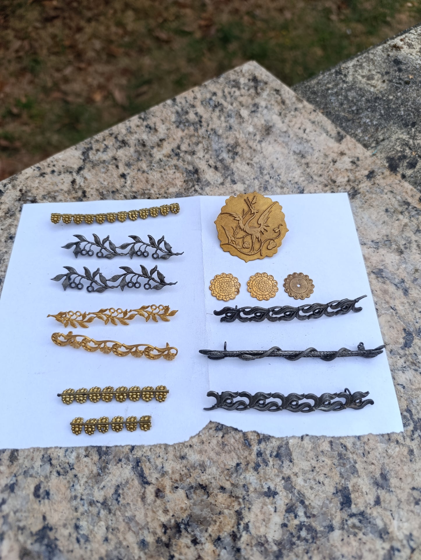 Lot d’ornements et broches décoratives pour horlogerie ancienne
