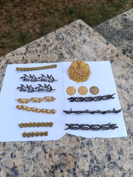 Lot d’ornements et broches décoratives pour horlogerie ancienne