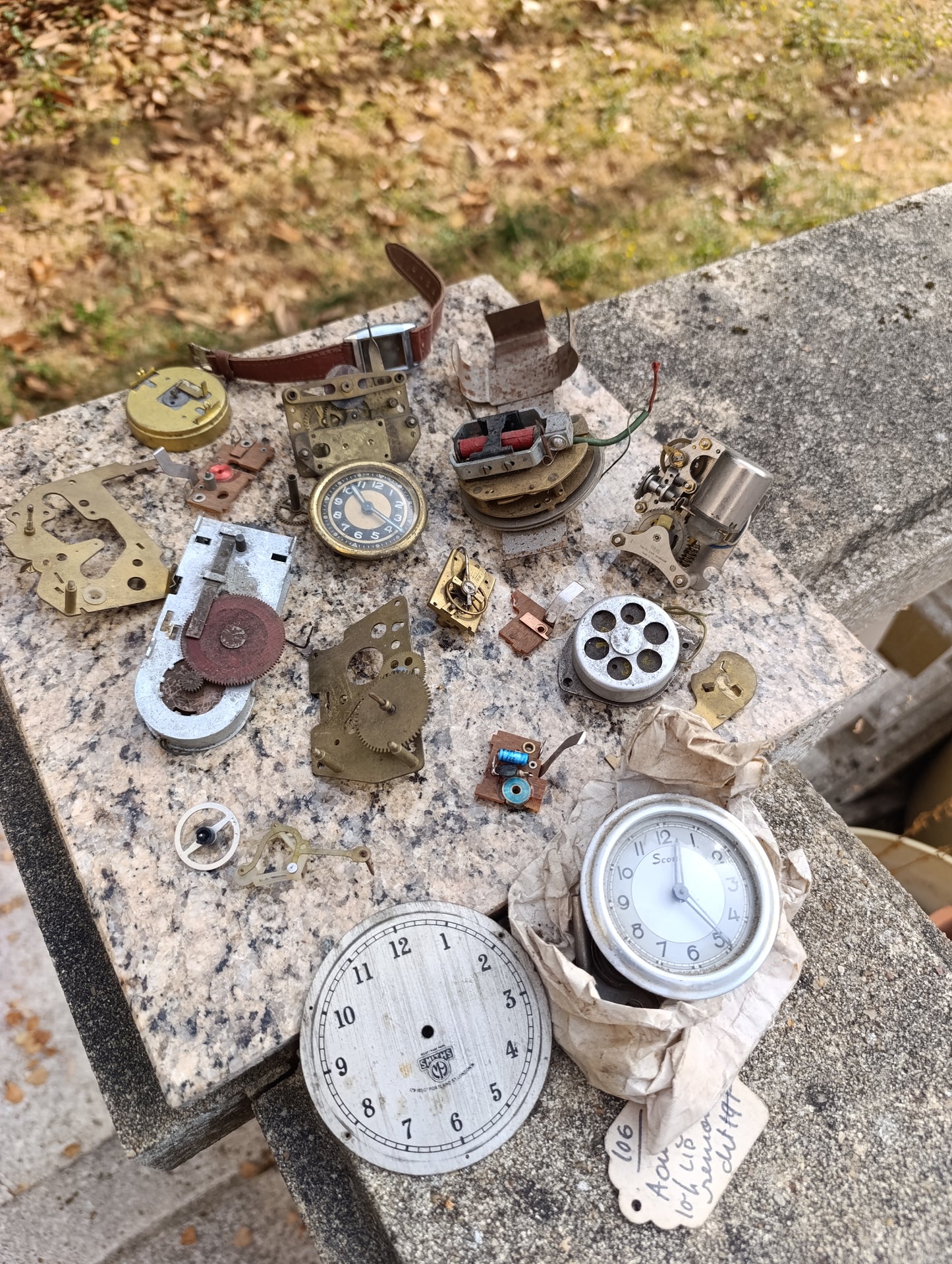 Lot de pièces détachées d’horlogerie ancienne – Mouvements, cadrans et mécanismes