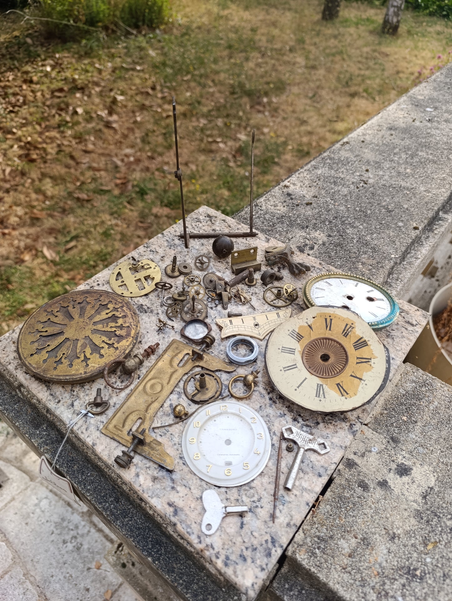 Lot ancien de pièces d’horlogerie – cadrans, engrenages, platines et fournitures de pendules
