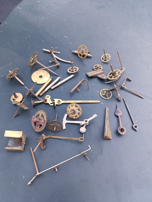Lot de pièces d'horlogerie ancienne – rouages, échappements et composants de mouvements