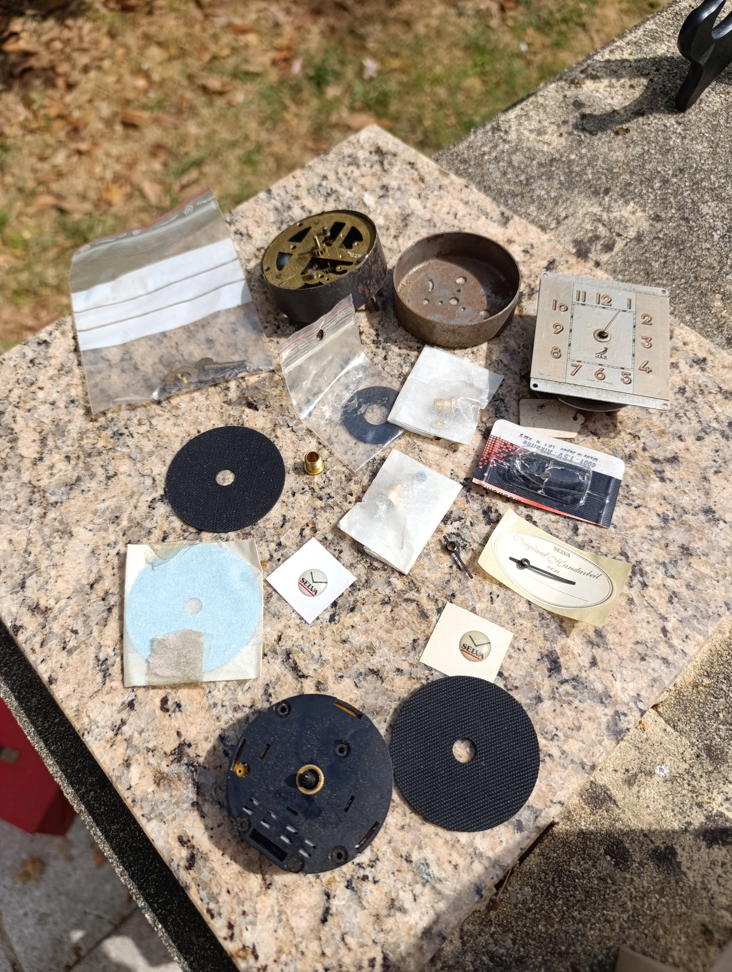 Lot de pièces d’horlogerie anciennes – Mouvement JAZ, SELVA, mécanismes et fournitures