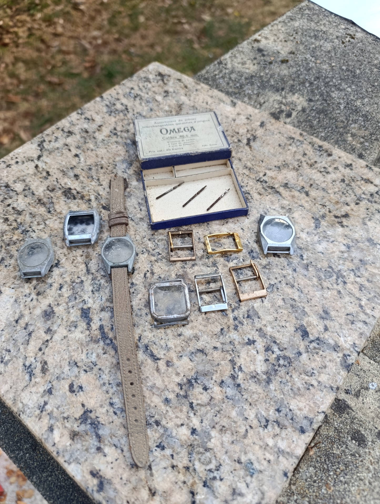 Lot ancien pièces d’horlogerie montres + boîte Omega calibre 40,6 mm