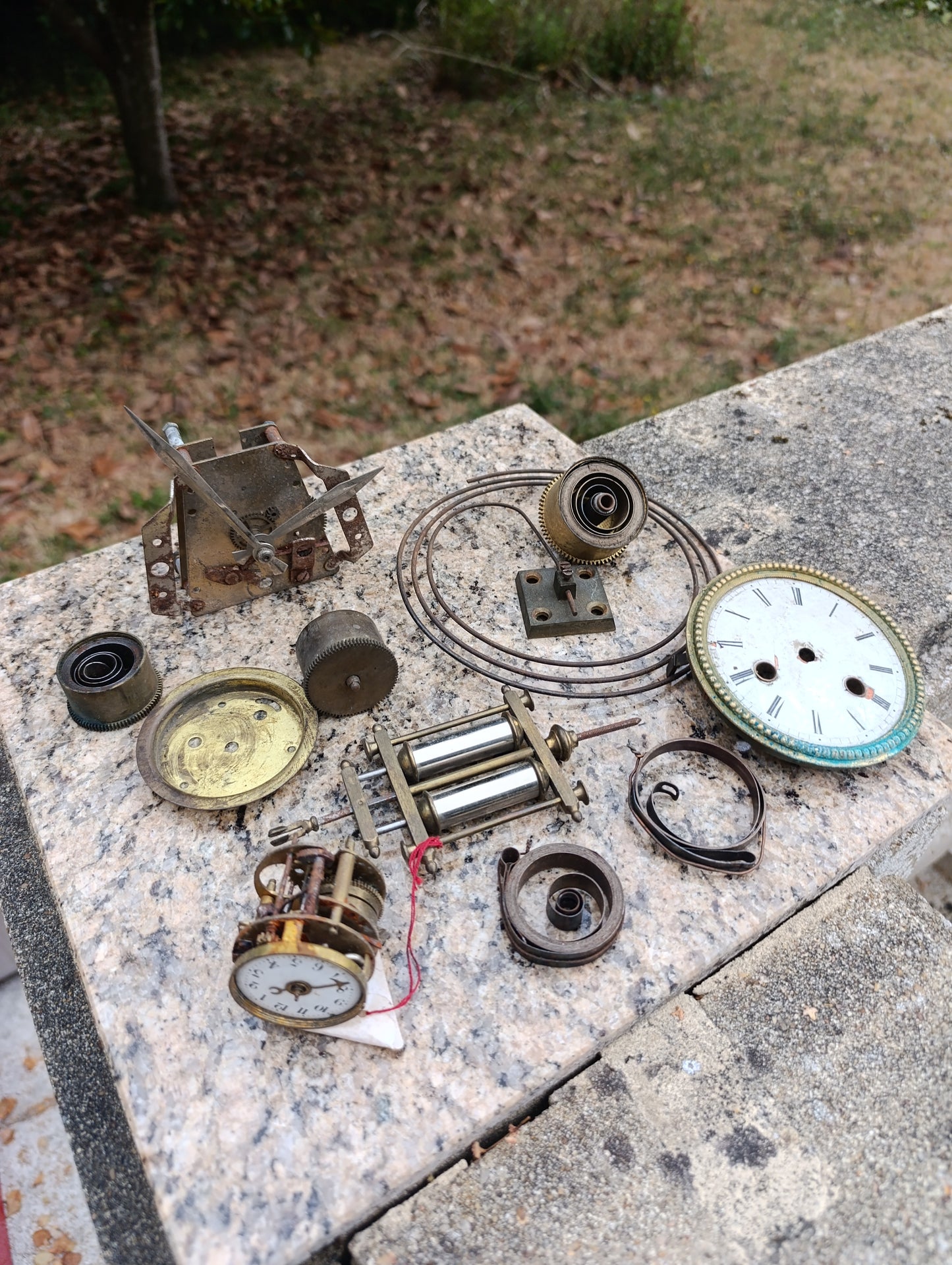 Lot de pièces et mécanismes d’horlogerie ancienne – Ressorts, cadran, mouvements