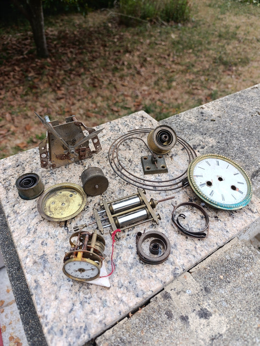 Lot de pièces et mécanismes d’horlogerie ancienne – Ressorts, cadran, mouvements