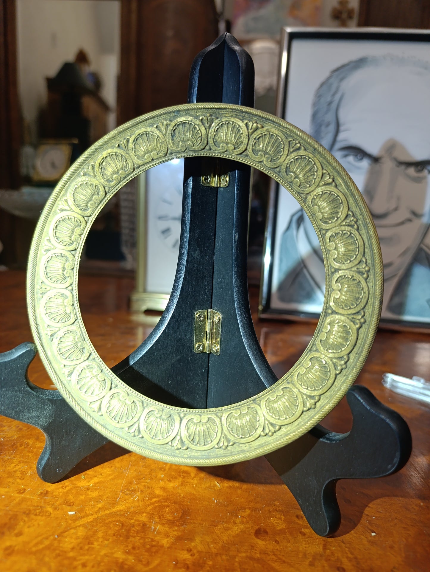 Lunette ancienne en bronze pour pendule de Paris décor coquilles