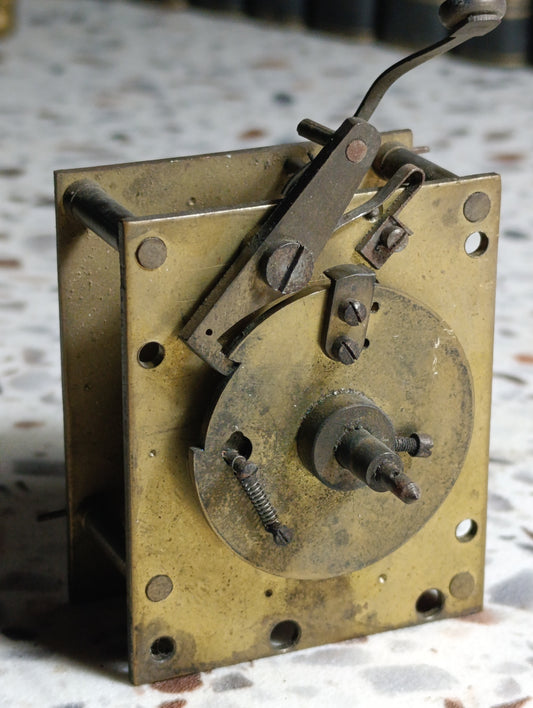 Mécanisme d'horloge ancien en laiton – À restaurer – Pour pièces ou remise en état