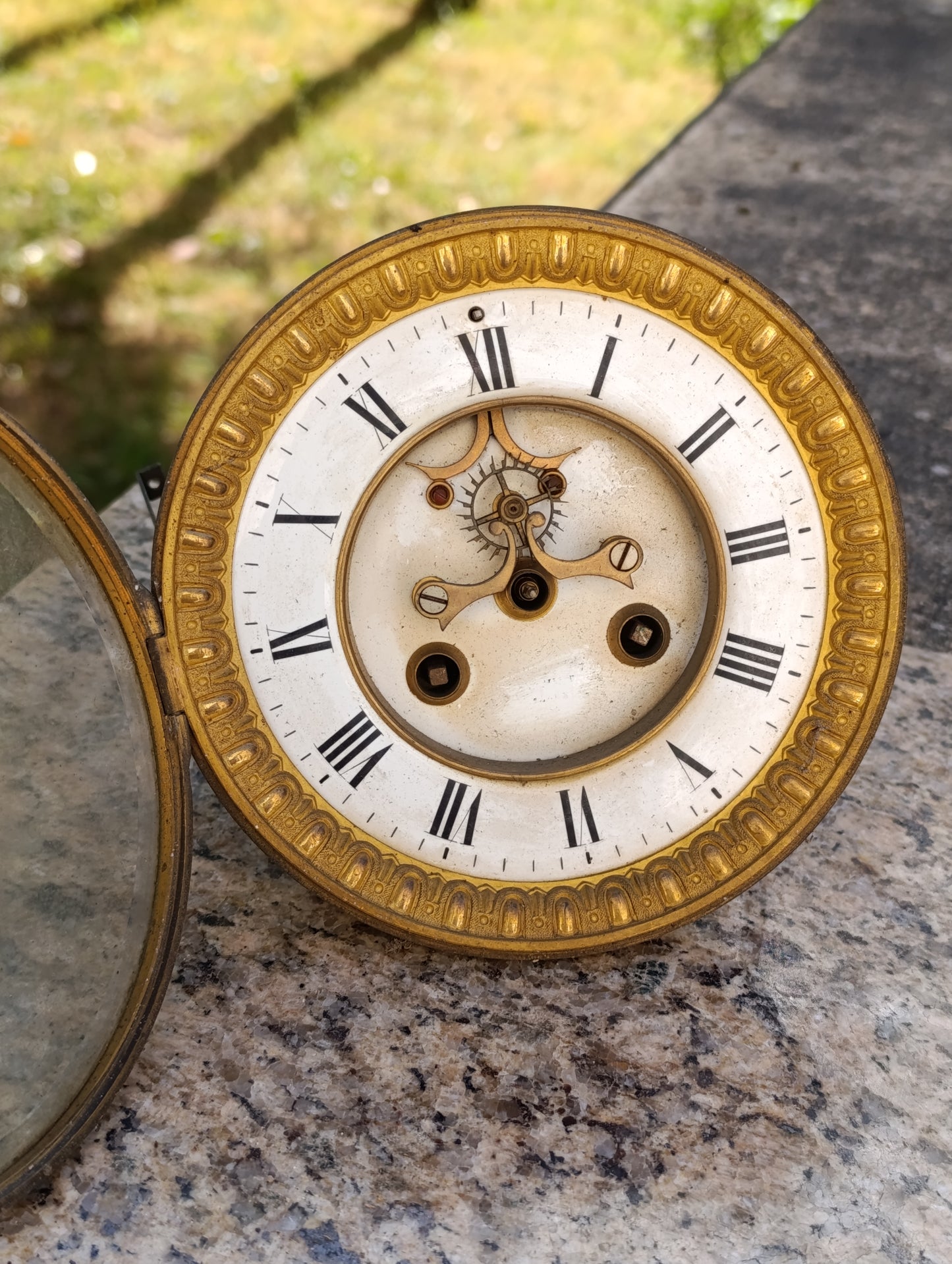 Mouvement d'horloge ancien avec cadran émaillé et lunette en laiton – Ø 16 cm – pour restauration