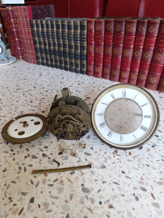 Mouvement ancien d’horloge mécanique avec cadran émaillé à chiffres romains – Lot de pièces pour restauration