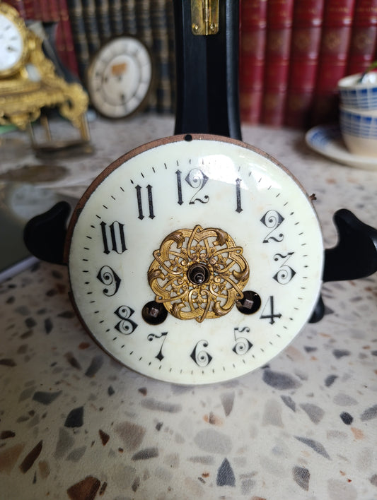Cadran émaillé ancien de pendule avec mouvement mécanique