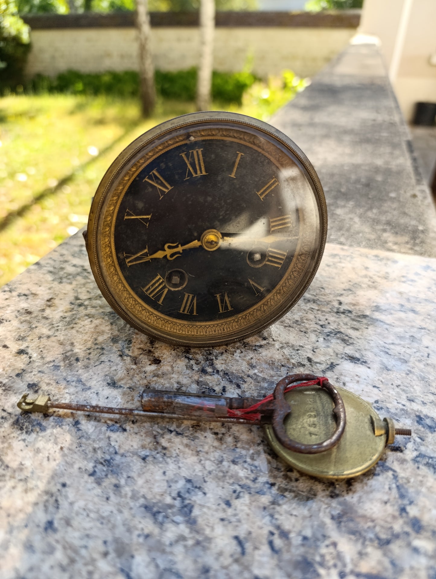 Mouvement d'horloge ancienne avec cadran noir et balancier à restaurer