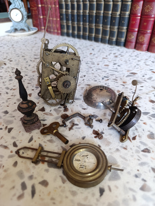 Lot de pièces d’horloge ancienne à restaurer – Mouvement, balancier, clé