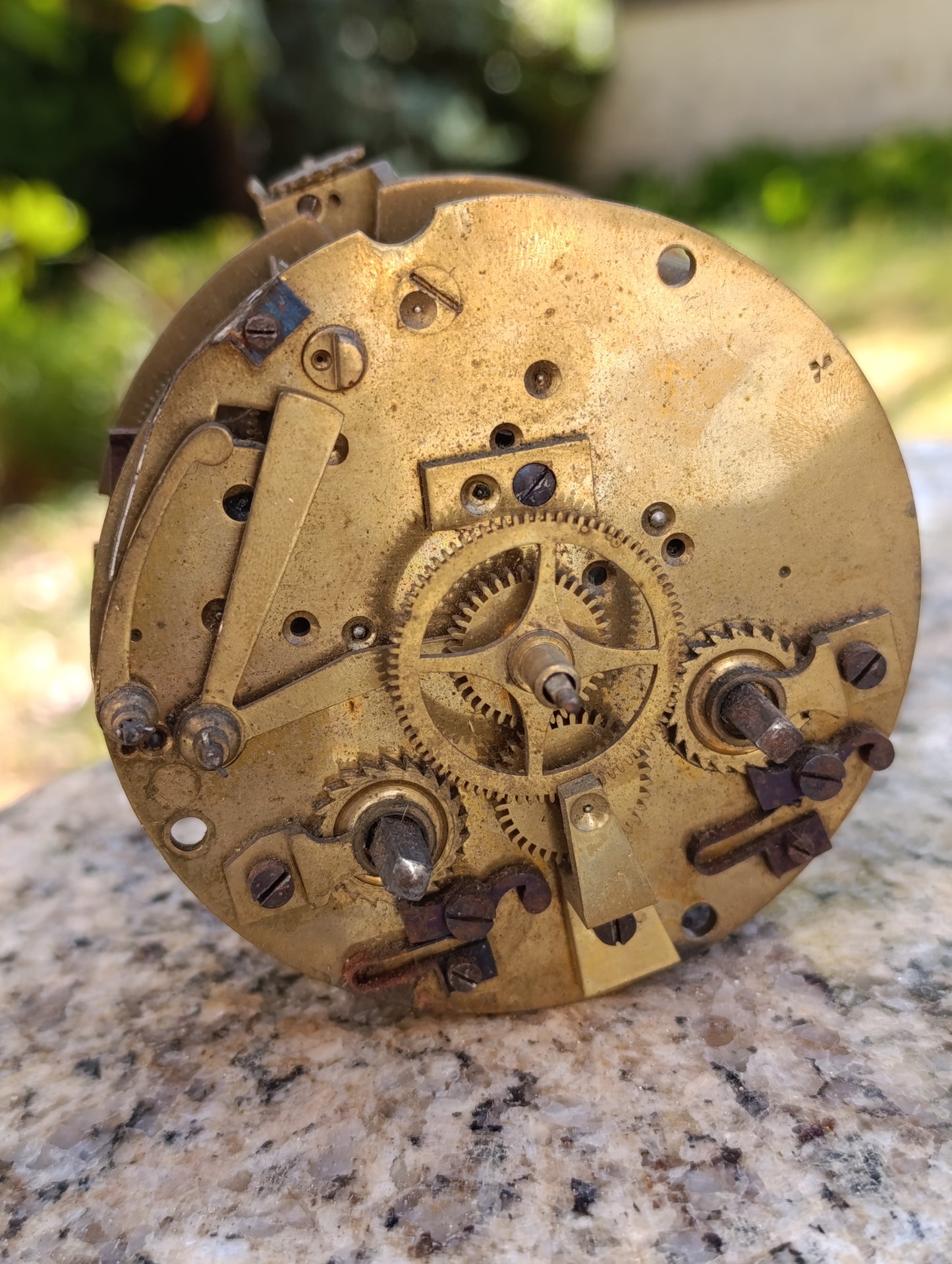 Mouvement d'horloge ancienne rond à restaurer ou pour pièces