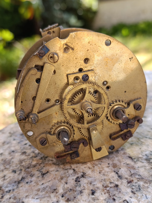 Mouvement d'horloge ancienne rond à restaurer ou pour pièces