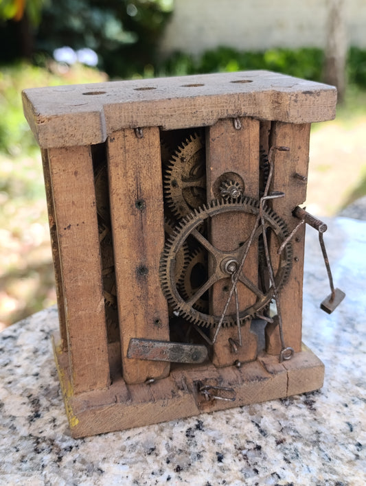 Mouvement d'horloge ancien sur bâti en bois à restaurer ou pour pièces