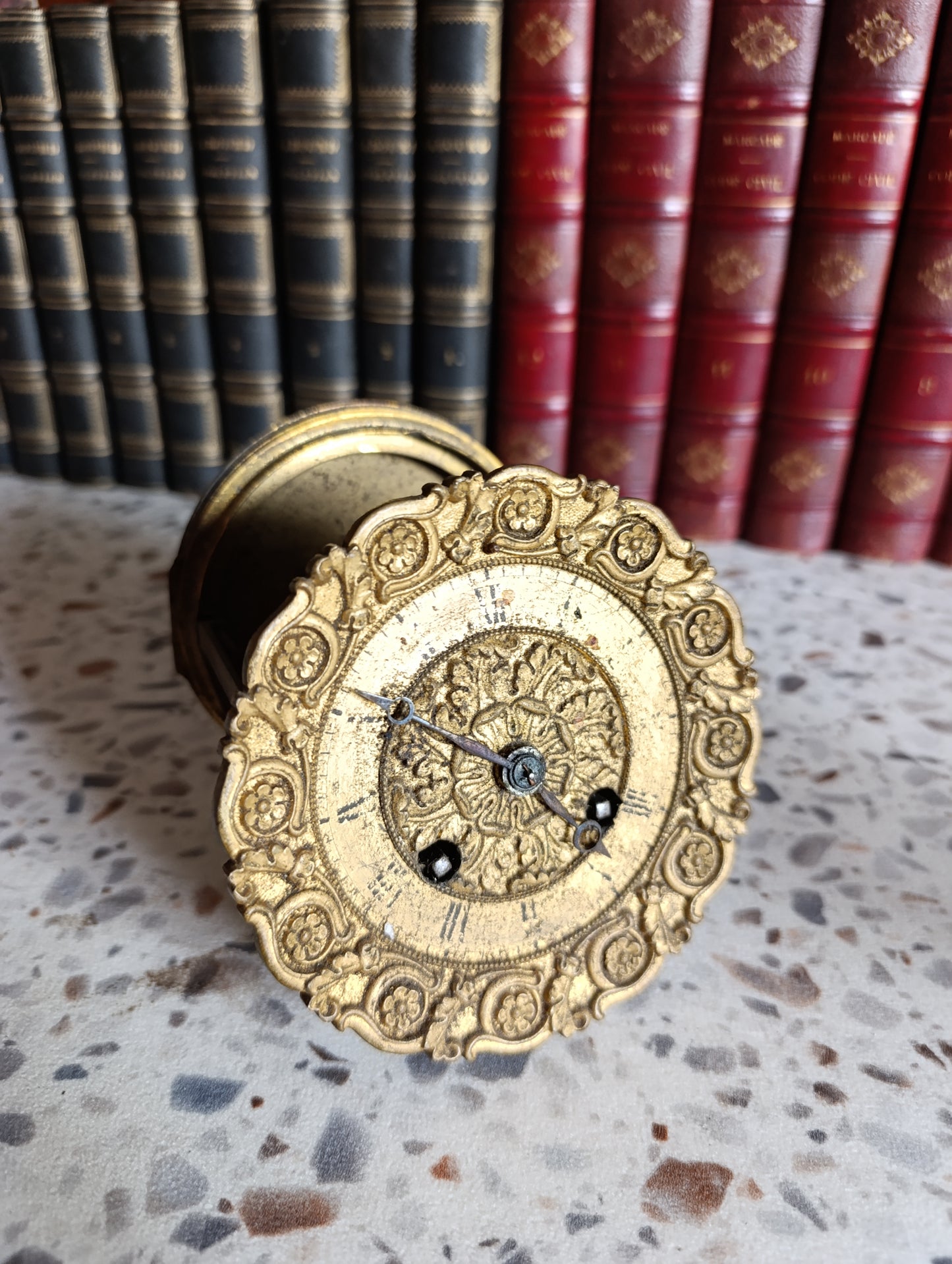 Mouvement de pendule ancien à sonnerie avec cadran doré décor floral – XIXe