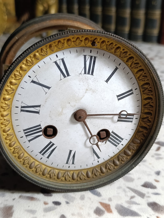 Mouvement ancien de pendule à cadran émaillé blanc avec entourage en laiton – Pour pièces