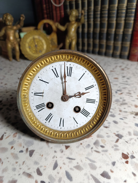 Mouvement ancien de pendule à cadran émaillé blanc avec entourage en laiton – Pour pièces
