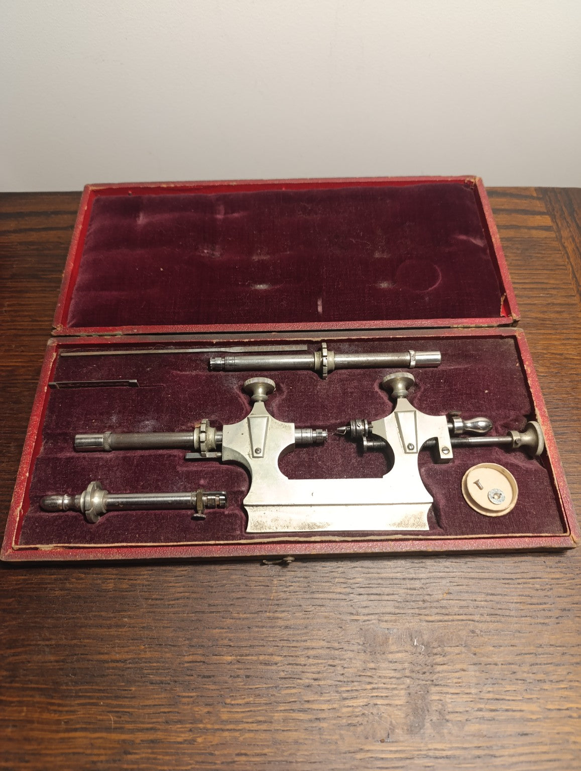 Tour à pivoter à vis de rappel dans son coffret d’origine, vue d’ensemble