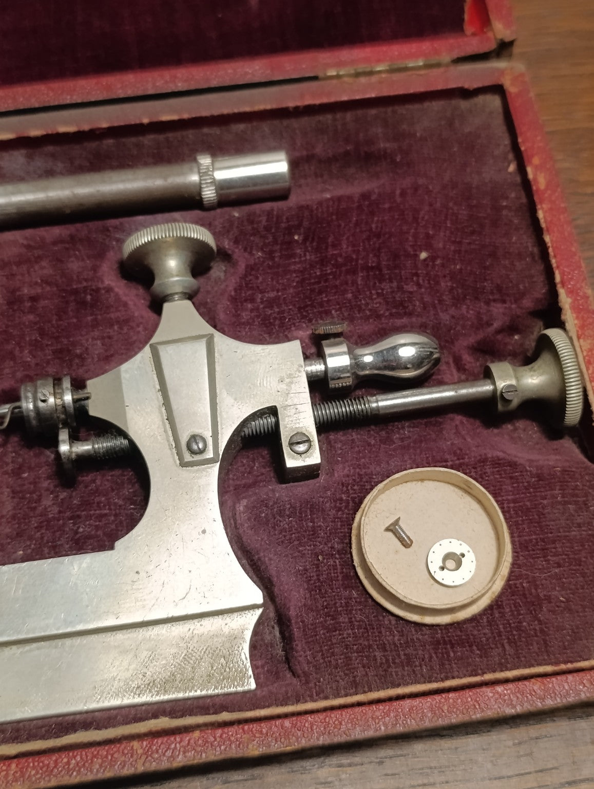 Détail de la vis de rappel et des petits accessoires
