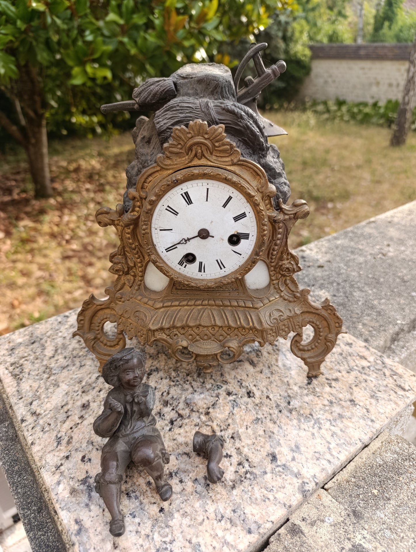 Pendule ancienne en régule doré à décor de musicien – à restaurer