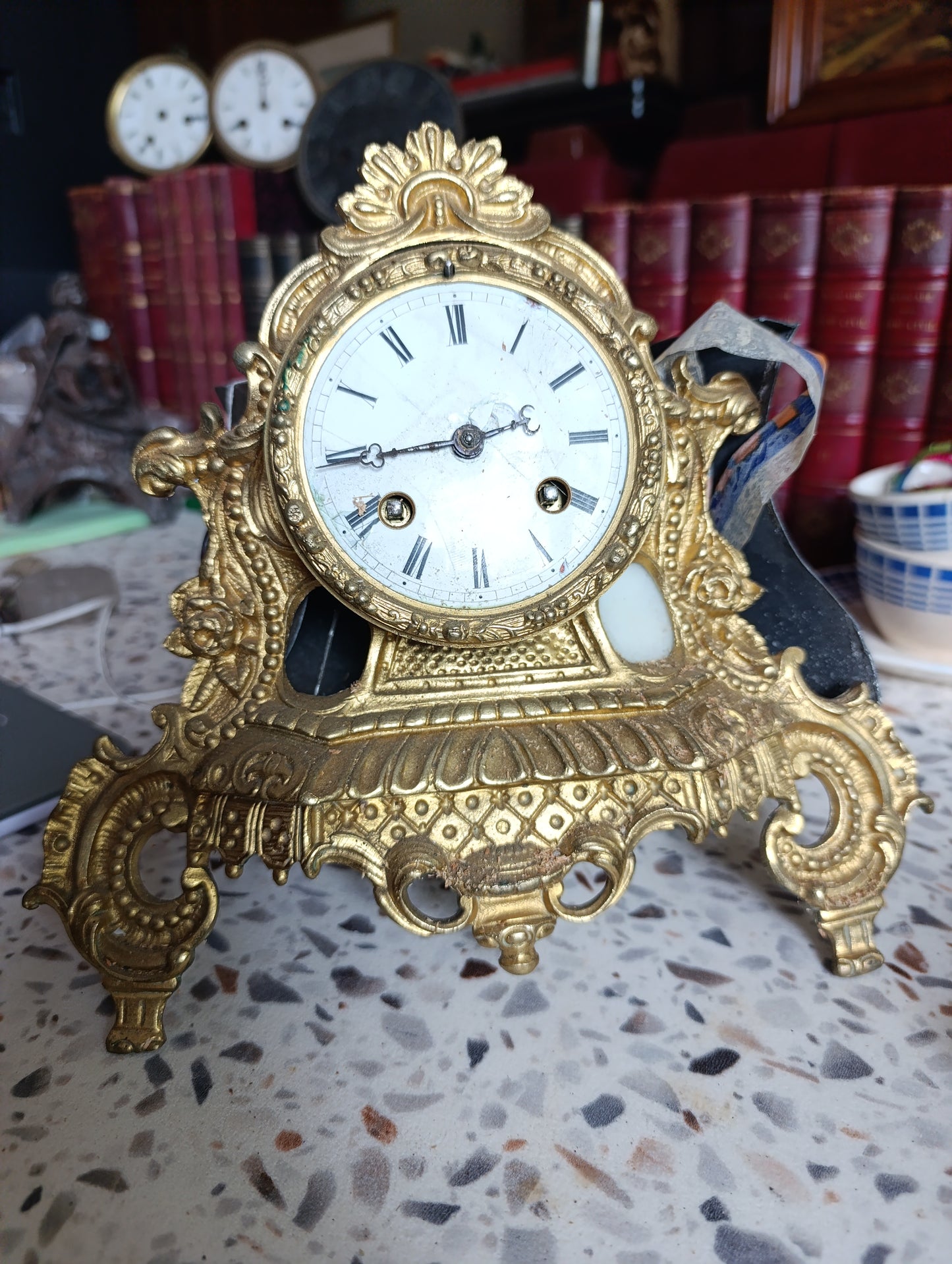 Pendule régule ancienne en régule doré avec sujet enfant en barque – Pour restauration