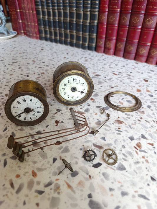 Lot de 2 petits mécanismes d'horloge anciens avec cadrans émaillés et pièces détachées – Pour restauration