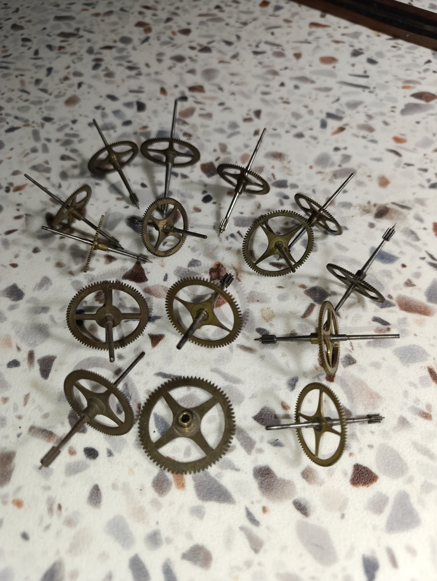 Lot de 14 roues dentées et axes d'horlogerie ancienne pour pièces ou restauration
