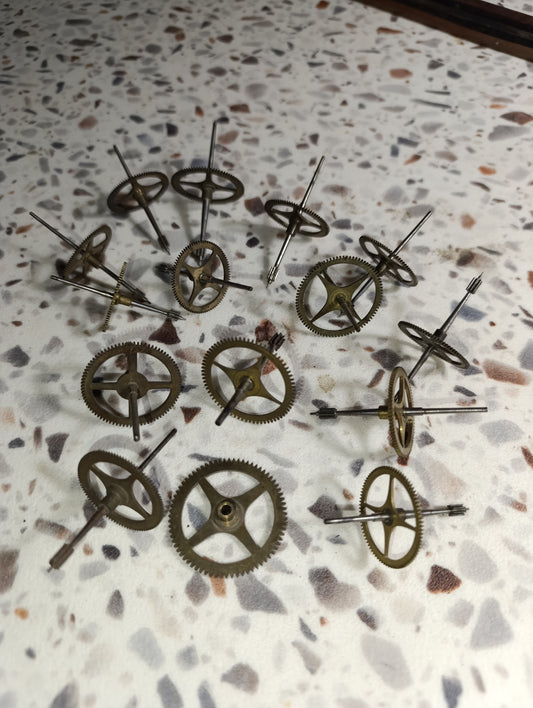 Lot de 14 roues dentées et axes d'horlogerie ancienne pour pièces ou restauration