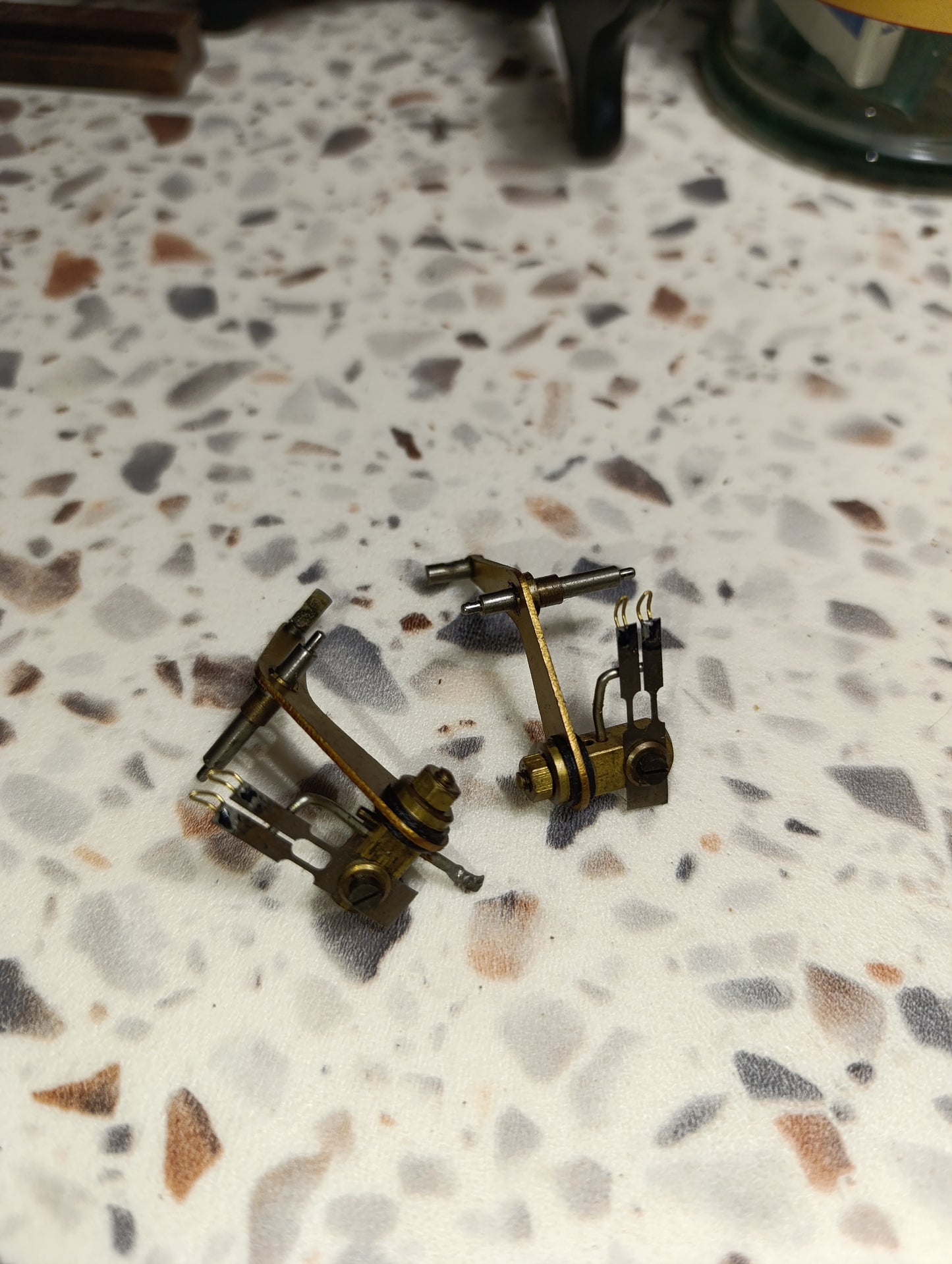 Lot de 2 pièces mécanisme pour horlogerie électrique ancienne