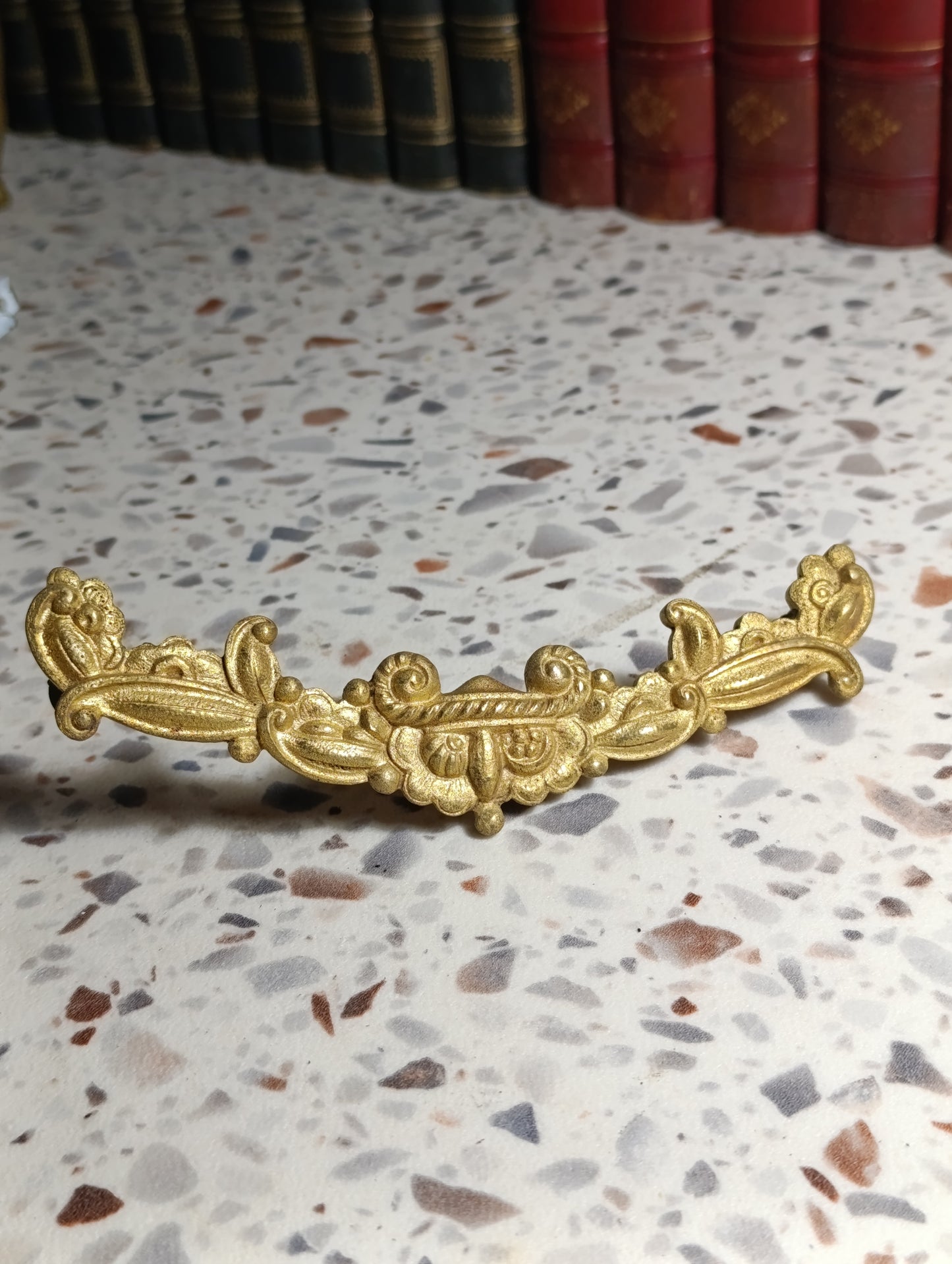 Élément décoratif de pendule ancien en régule doré – Fronton 18 cm