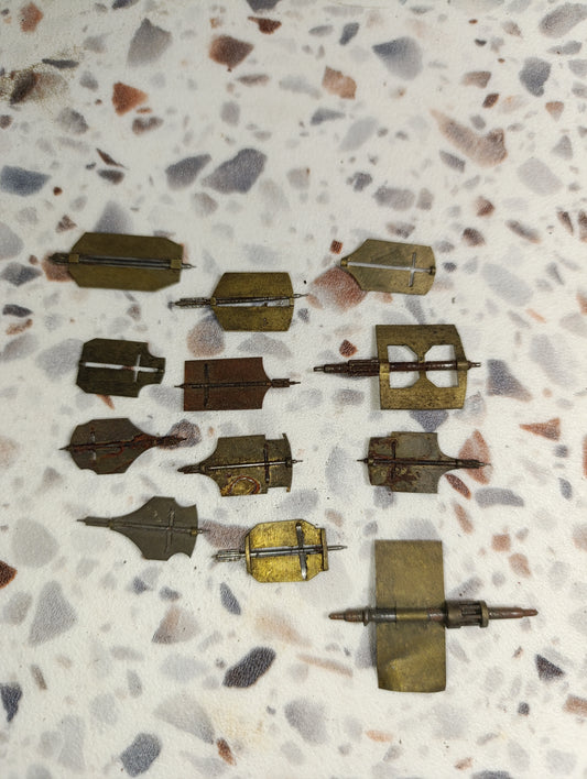 Lot de 12 ancres et balanciers d'horlogerie anciens en laiton et acier – Ancien stock d'atelier