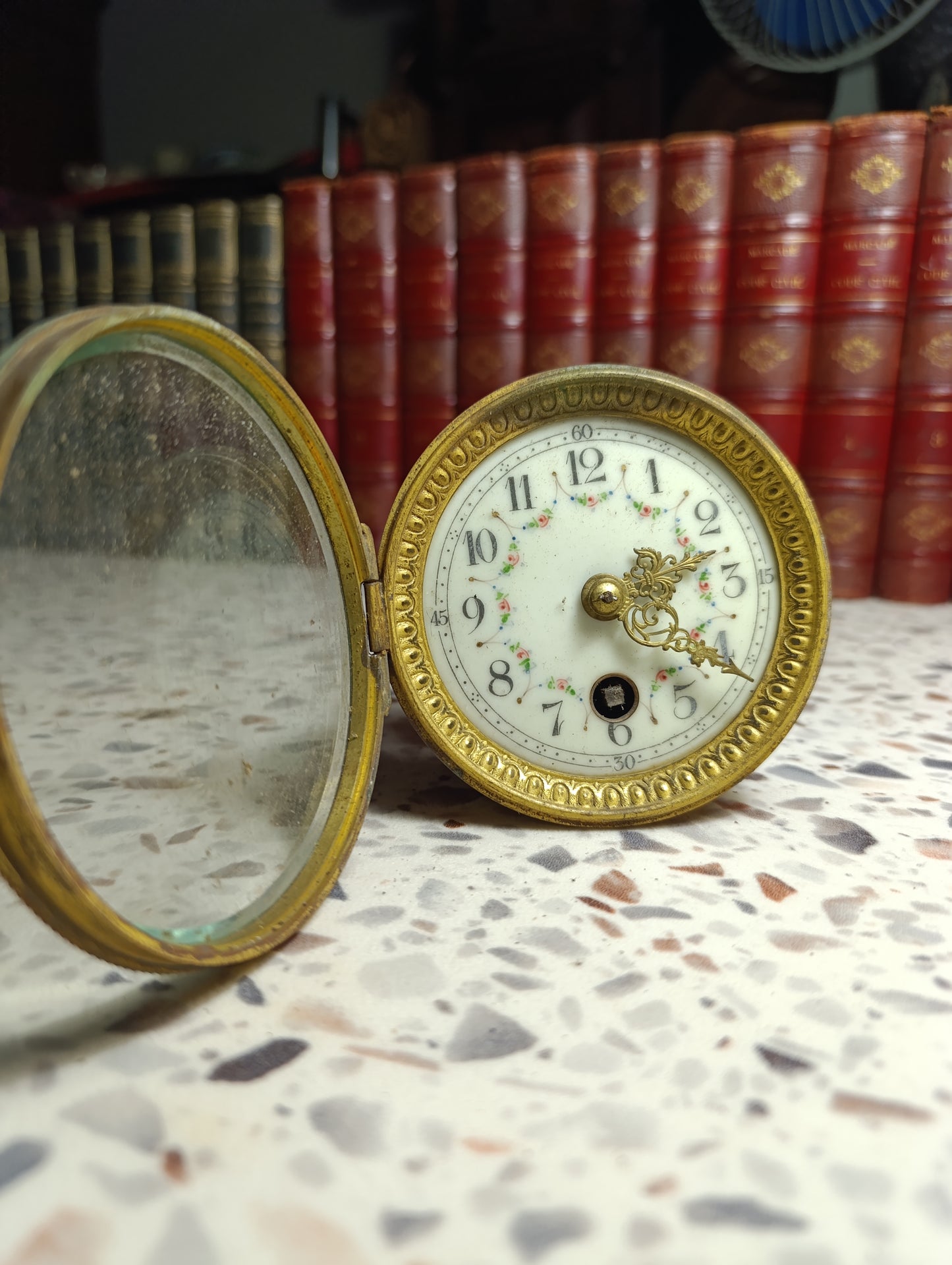Mécanisme de réveil ancien avec cadran émaillé fleuri et lunette en laiton – Ø 11 cm