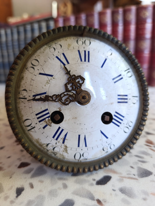 Mouvement de pendule ancien avec cadran émaillé à chiffres romains bleus et lunette en laiton – Ø 11,6 cm