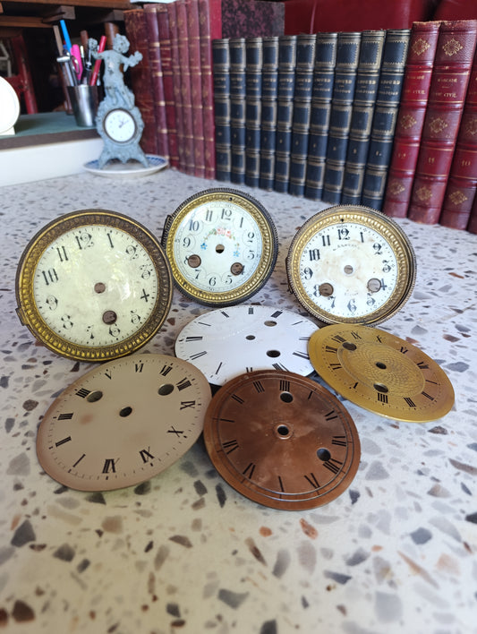 Lot de 7 cadrans anciens de pendule et d’horloge en émail, laiton et métal – Ø 9,3 à 11 cm