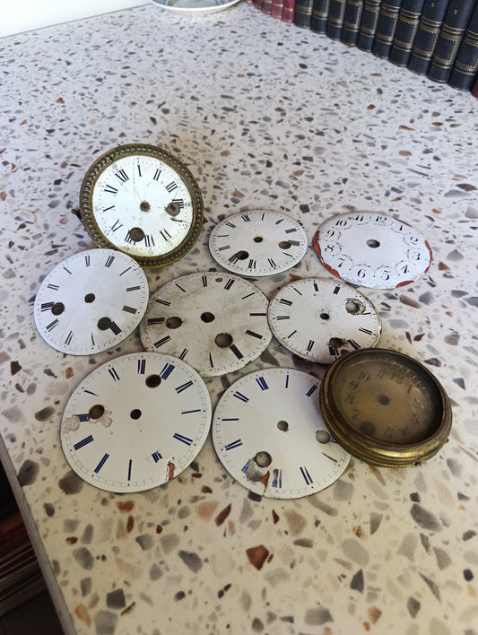 Lot de 9 cadrans anciens de pendule et d’horloge à restaurer – Émail et laiton – Ø 9 à 10,5 cm
