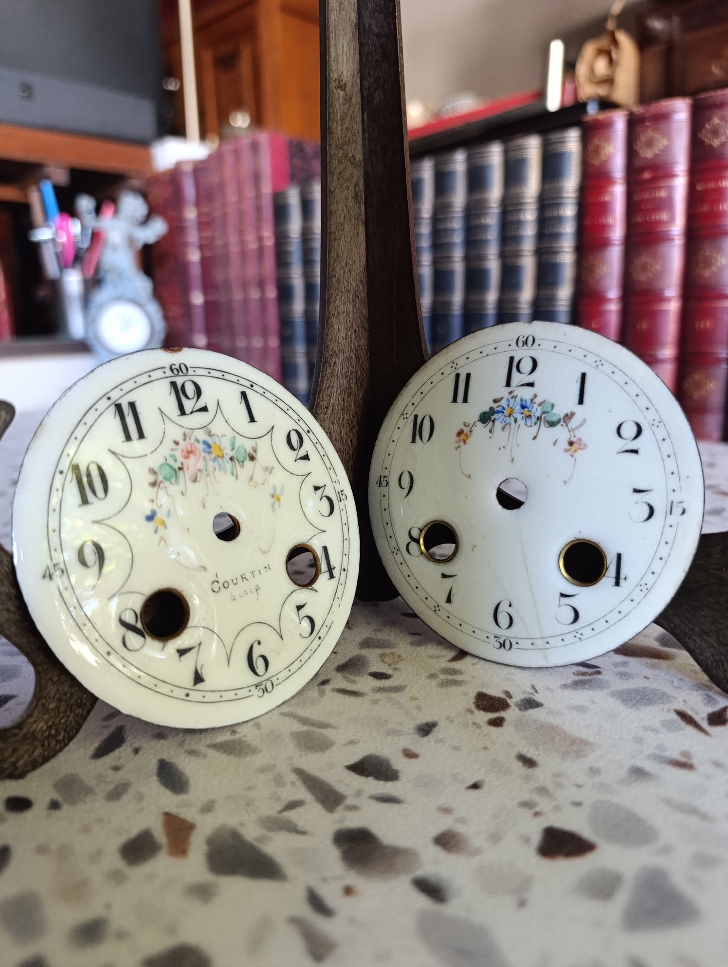 Lot de 2 cadrans anciens en émail pour pendule – Courtin Paris – Décor floral – Ø 9,6 cm