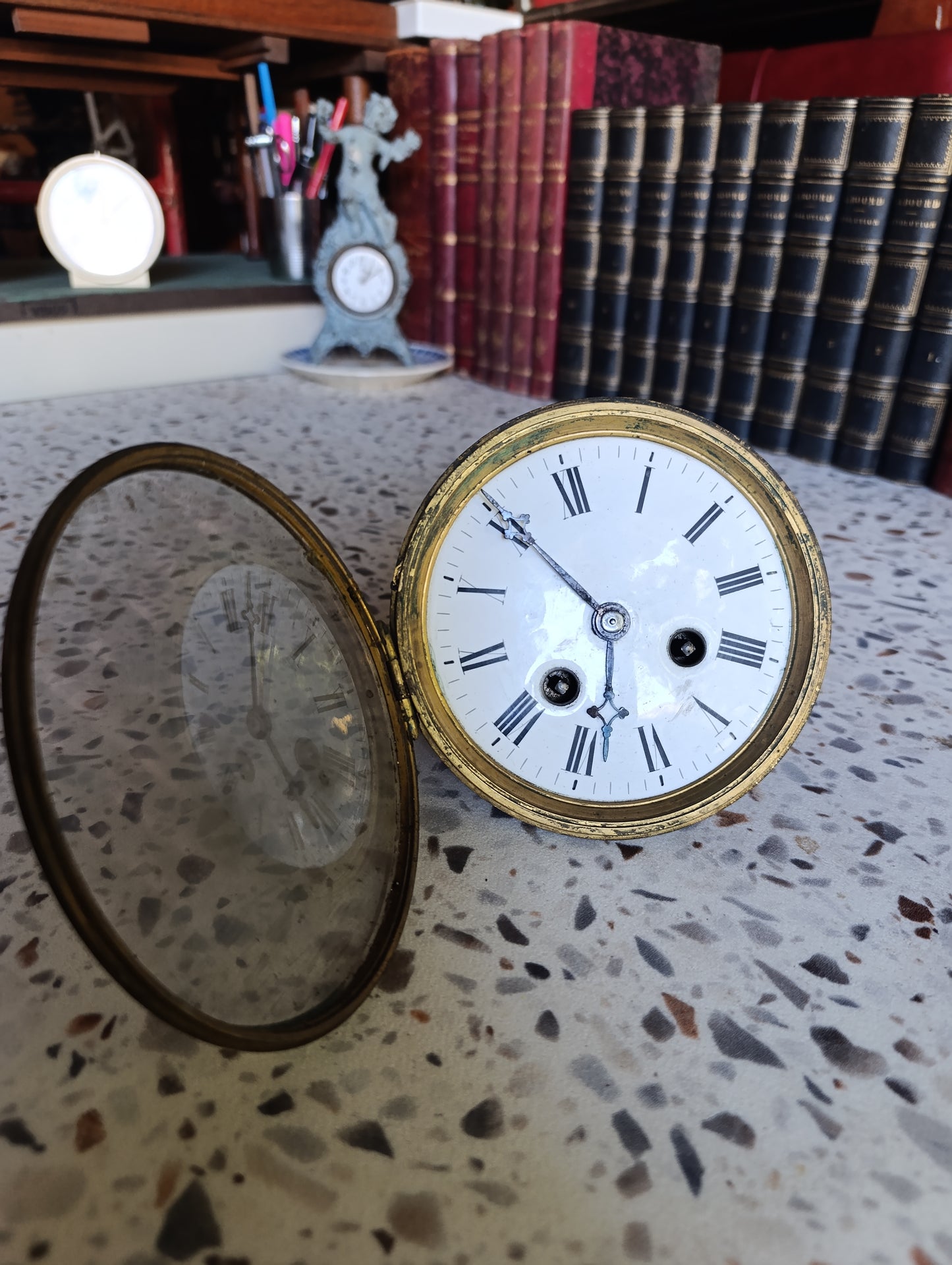 Mouvement d’horloge de Paris ancien avec cadran émaillé et lunette en laiton