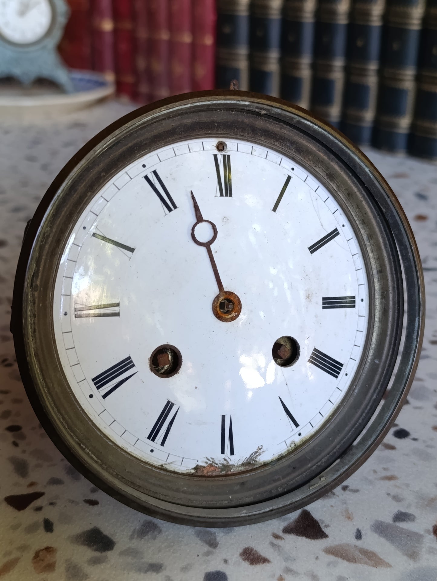 Mouvement de pendule ancienne ronde avec cadran émaillé à chiffres romains