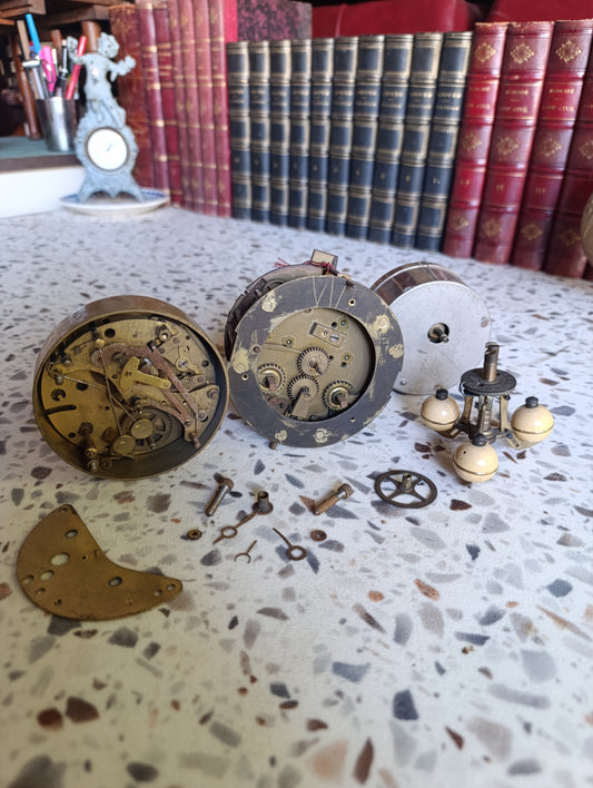 Lot de pièces d’horlogerie anciennes pour réveil mécanique – Mécanisme, barillet, carillon et fournitures
