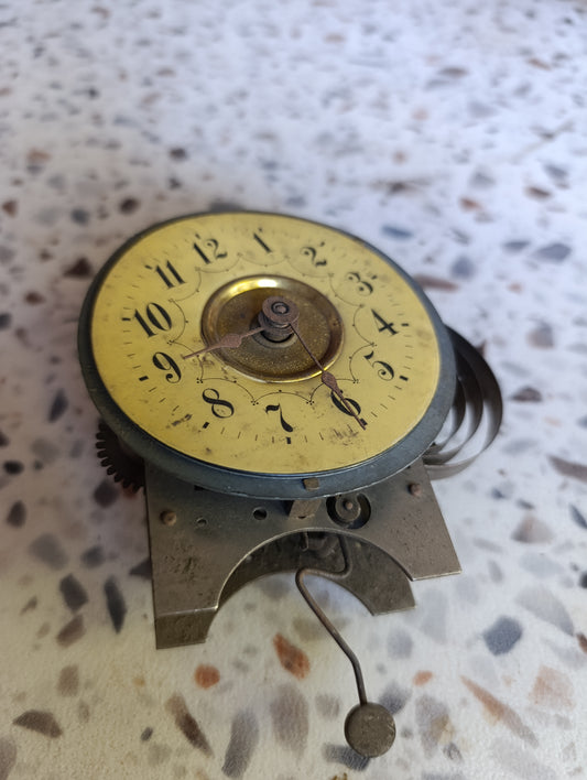 Mécanisme ancien de réveil mécanique complet avec balancier et cadran émaillé