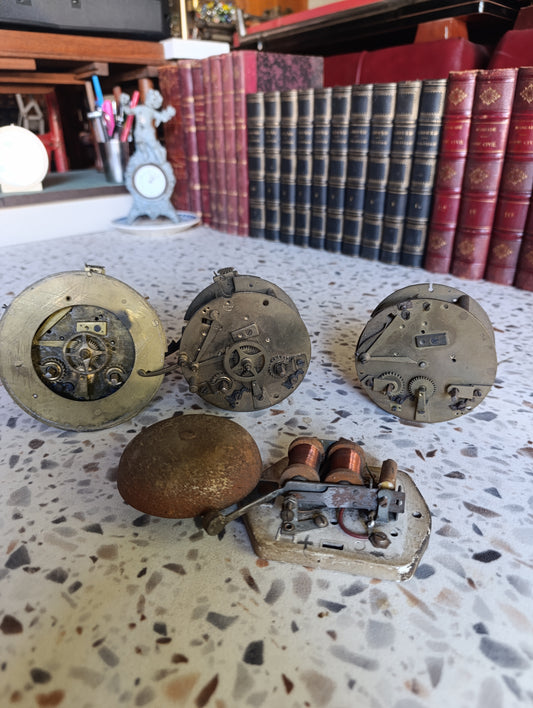 Lot de 4 mouvements d'horloge anciens et mécanisme électromagnétique pour pièces ou restauration